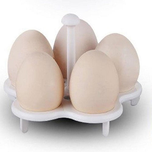 Cuiseur œufs durs avec des oeufs durs dans le cuiseur