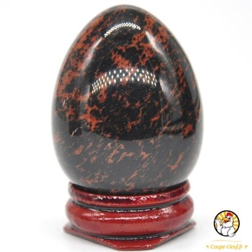 Oeuf en pierre obsidienne acajou rouge et noir sur support à oeuf.