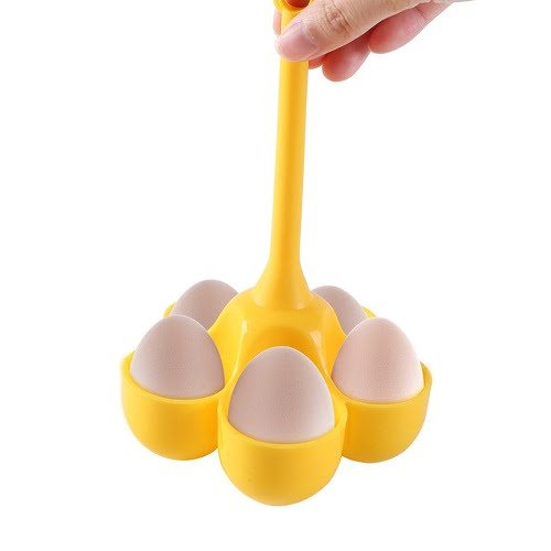 Cuiseur œuf coque vapeur jaune avec cinq oeufs dans le cuiseur.