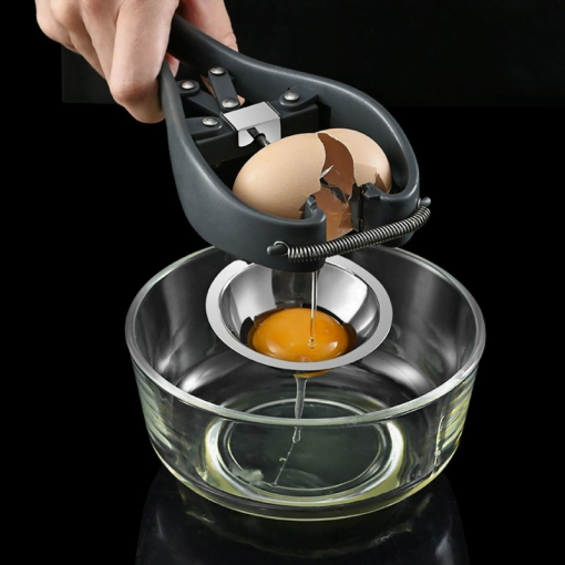 Le Casse œuf séparateur jaune d'œuf ouvre un œuf.