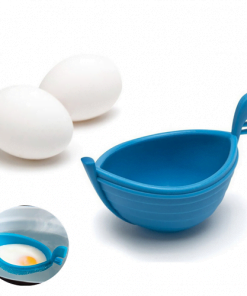 Moule pour pocher les œufs en forme de bateau sur fond blanc avec des œufs et un œuf poché.