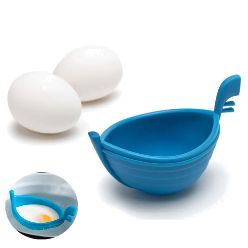 Moule pour pocher les œufs en forme de bateau sur fond blanc avec des œufs et un œuf poché.