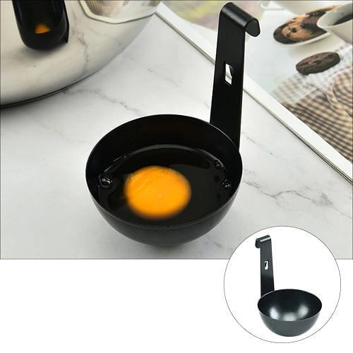 Pocheuse à œuf en inox noir antiadhésif avec un œuf.